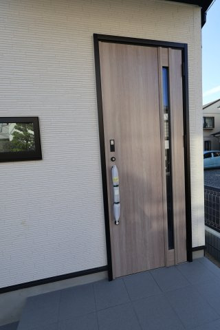 《仲介手数料無料》志木市下宗岡４丁目18-13(4号棟)新築一戸建てグラファーレの玄関|撮影日 2025年11月21日 14:30 晴れ