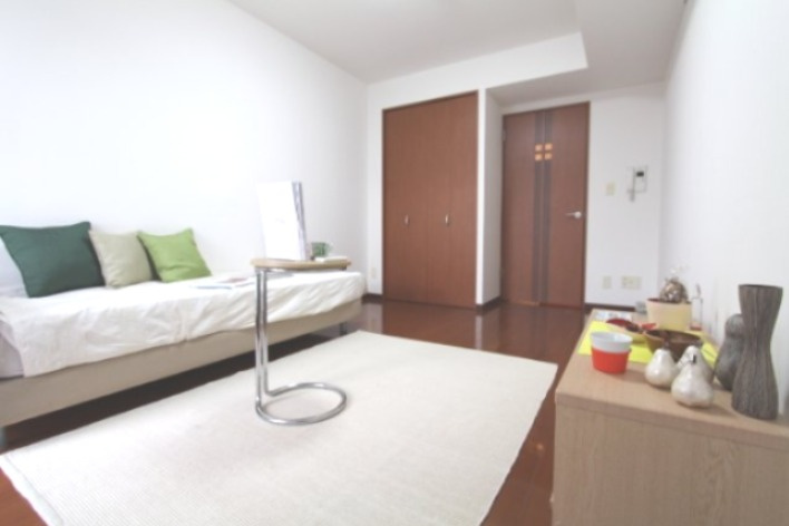 プライムアーバン中目黒の洋室|落ち着いた色調の洋室です