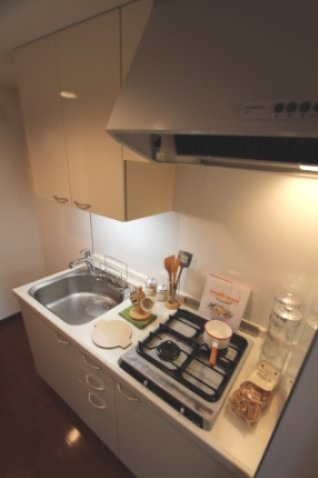 プライムアーバン中目黒のキッチン|コンパクトなキッチンで掃除もラクラク