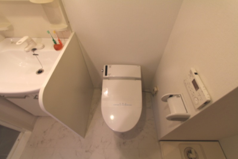 プライムアーバン中目黒のトイレ|落ち着いた色調のトイレです