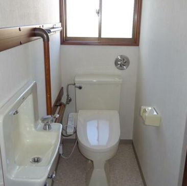 【トイレ】 | 中里町貸家 | 落ち着いた色調のトイレです