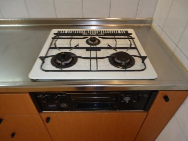 メゾンコリーヌのキッチン|ガスコンロ３口付き