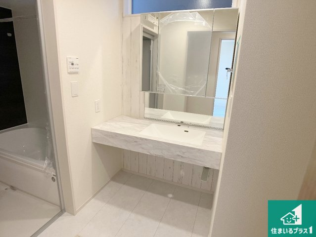 明石市松江　新築一戸建ての独立洗面台|清潔感のある洗面台です。フラットな鏡は掃除がしやすく毎日清潔！鏡裏には収納があるのでスッキリとした洗面台が保てます。