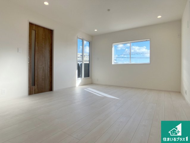 明石市松江　新築一戸建ての居間・リビング|日当たり良好の明るいリビングで朝の目覚めもスッキリできそう！対面キッチンでご家族のコミュニケーションも自然と増える設計！小さなお子様が遊ぶスペースを作っても広々とくつろげるLDK！