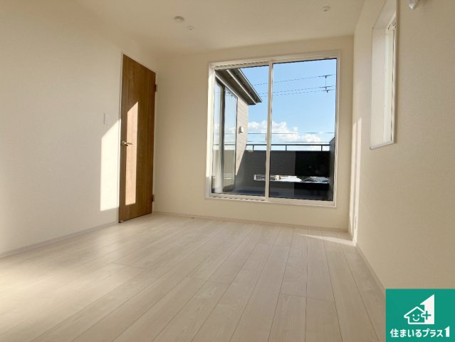 明石市松江　新築一戸建ての洋室|シンプルな洋室は、自分好みのインテリアが楽しめます♪ご家族とインテリアや家具を選びに行くのは新築購入時の醍醐味の一つです。ぜひお楽しみください♪