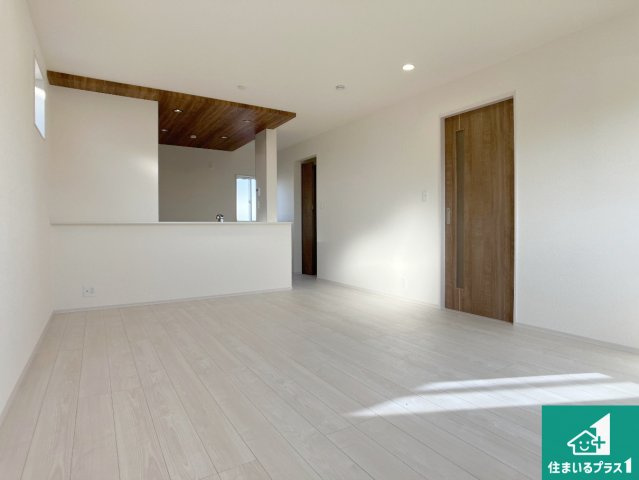 明石市松江　新築一戸建ての居間・リビング|シンプルなリビングは、観葉植物等のインテリアを楽しめますね！パパ好みにも、ママ好みにも家具次第で雰囲気を変えることができます！