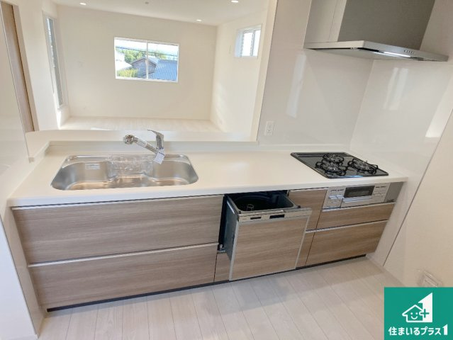 明石市松江　新築一戸建てのキッチン|リビングと統一感があり、使い勝手のいいキッチン。広々としているので、二人並んで作業が出来ちゃいます。お子様と一緒に色々なお料理に挑戦できるスペースがあります。