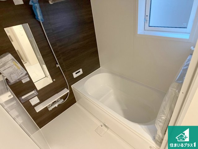 明石市松江　新築一戸建ての浴室|足をゆったり伸ばして寛げる浴槽です。窓が設けられていますので差し込む光が明るく穏やかな雰囲気にしてくれます♪浴室乾燥機も設置しているので、雨の日の洗濯物も安心です♪