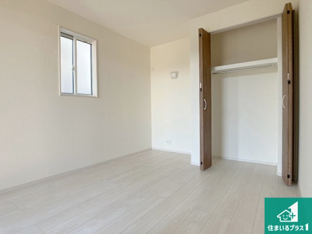 明石市松江　新築一戸建ての洋室|寝室は心地よい眠りについてもらいたくて、シンプルかつ開放的な空間な設計にしています！大きな窓から差し込む日が心地いいです♪