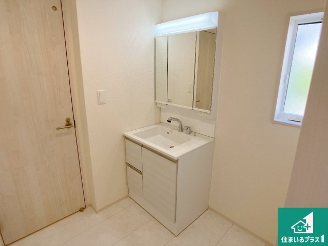 明石市松江　新築一戸建ての独立洗面台|清潔感のある洗面台です。フラットな鏡は掃除がしやすく毎日清潔！鏡裏には収納があるのでスッキリとした洗面台が保てます。