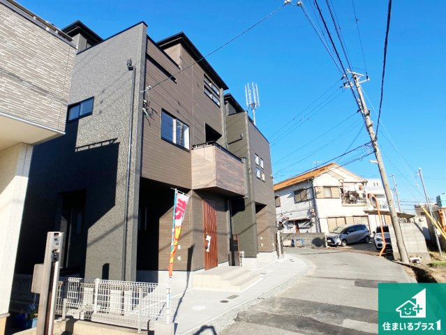 明石市松江　新築一戸建ての前面道路含む現地写真|周辺は閑静な住宅街！前面道路広々で車の出し入れも便利です。駐車が苦手な方でも安心して車庫入れできます！