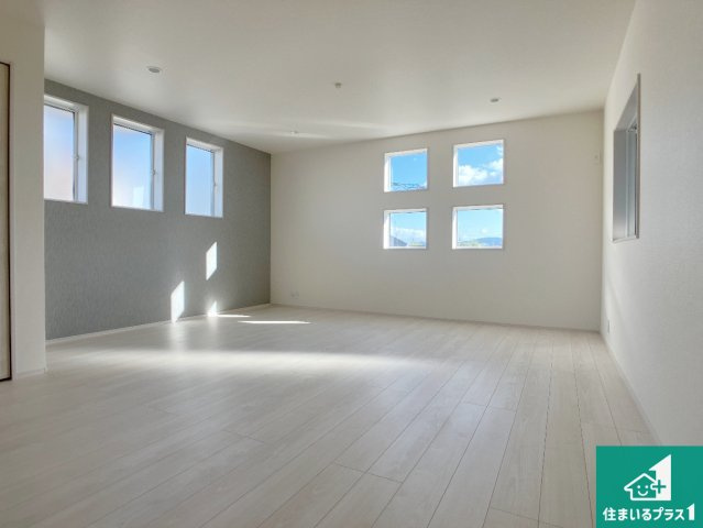 明石市松江　新築一戸建ての居間・リビング|日当たり良好の明るいリビングで朝の目覚めもスッキリできそう！対面キッチンでご家族のコミュニケーションも自然と増える設計！小さなお子様が遊ぶスペースを作っても広々とくつろげるLDK！