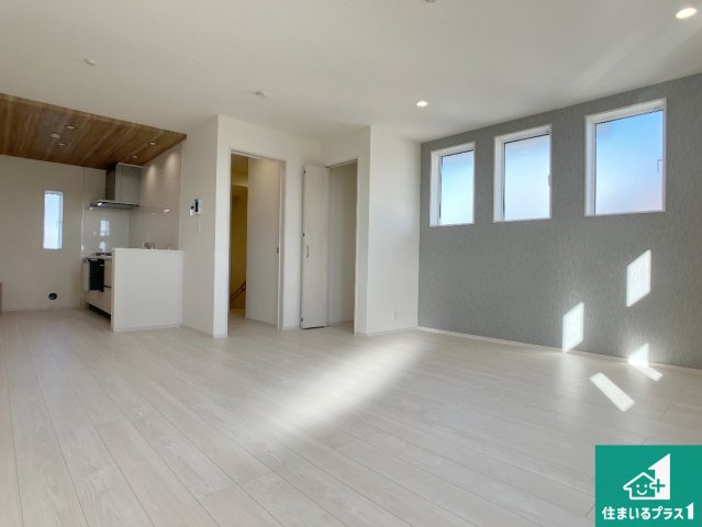 明石市松江　新築一戸建ての居間・リビング|シンプルなリビングは、観葉植物等のインテリアを楽しめますね！パパ好みにも、ママ好みにも家具次第で雰囲気を変えることができます！