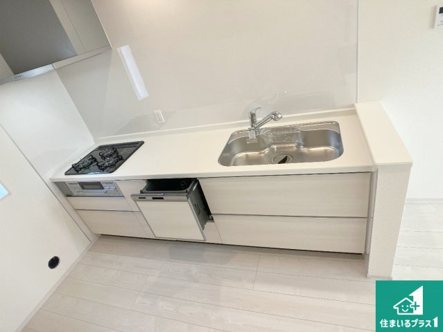 明石市松江　新築一戸建てのキッチン|リビングと統一感があり、使い勝手のいいキッチン。広々としているので、二人並んで作業が出来ちゃいます。お子様と一緒に色々なお料理に挑戦できるスペースがあります。