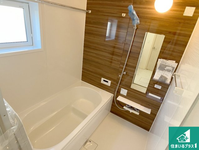 明石市松江　新築一戸建ての浴室|足をゆったり伸ばして寛げる浴槽です。窓が設けられていますので差し込む光が明るく穏やかな雰囲気にしてくれます♪浴室乾燥機も設置しているので、雨の日の洗濯物も安心です♪