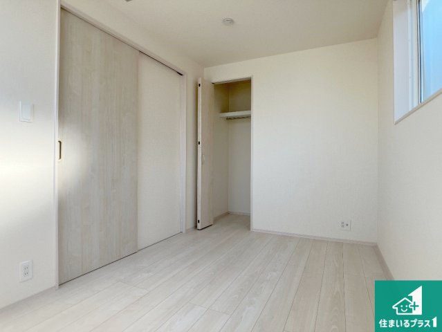 明石市松江　新築一戸建ての洋室|寝室は心地よい眠りについてもらいたくて、シンプルかつ開放的な空間な設計にしています！大きな窓から差し込む日が心地いいです♪