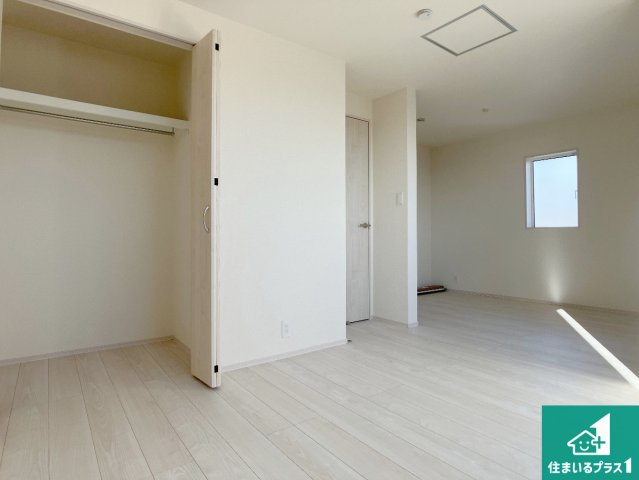明石市松江　新築一戸建ての洋室|収納スペースが充実しているので子供の成長に合わせてたくさん収納ができます！家族構成に合わせた様々な活用ができる収納！