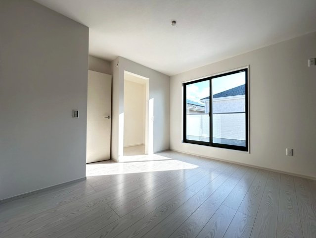 新築戸建　小牧市新町1期　全3区画分譲の寝室|全居室にたっぷり収納できる大型収納を設置。窓ガラスは断熱性能や結露防止効果の高いペアガラスです。