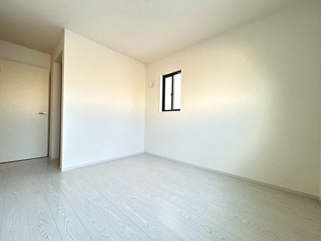 新築戸建　小牧市新町1期　全3区画分譲の洋室|建具やクロスなどをトータルデザインでコーディネートしており、室内に落ち着きと安らぎを与えてくれます。