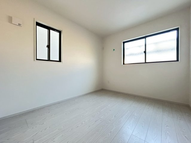 新築戸建　小牧市新町1期　全3区画分譲の洋室|建具やクロスなどをトータルデザインでコーディネートしており、室内に落ち着きと安らぎを与えてくれます。