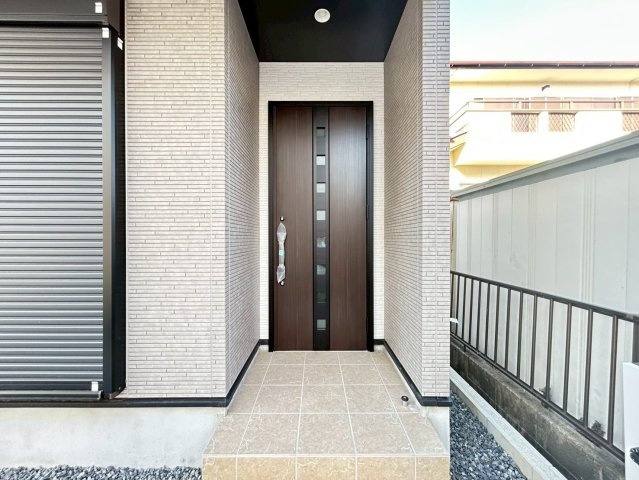 新築戸建　小牧市新町1期　全3区画分譲の玄関|玄関ドアの鍵はディンプルキーと内側はサムターンキーになっており防犯性の高い仕様になっています。