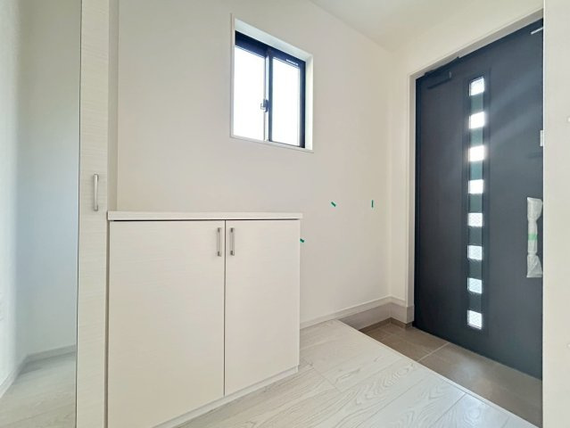新築戸建　小牧市新町1期　全3区画分譲の玄関|大容量のシューズ収納付きで玄関周りもすっきり！玄関ドアからの光が玄関ホールを明るくしてくれます。