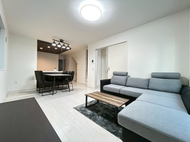 新築戸建　小牧市新町1期　全3区画分譲の居間・リビング|フローリング材は木目調でナチュラルな美しさ。様々な傷やクラックの発生を大幅に抑える特殊加工済み。