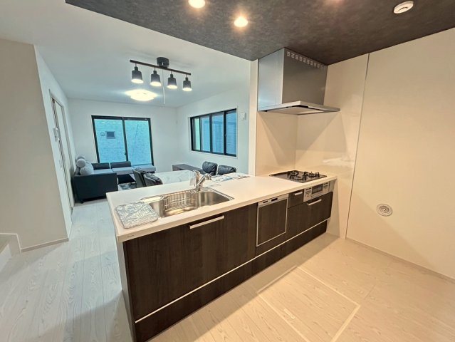 新築戸建　小牧市新町1期　全3区画分譲のキッチン|ステンレスをワークスペース部分トップに使用した機能的で美しいシステムキッチンを使用しています。