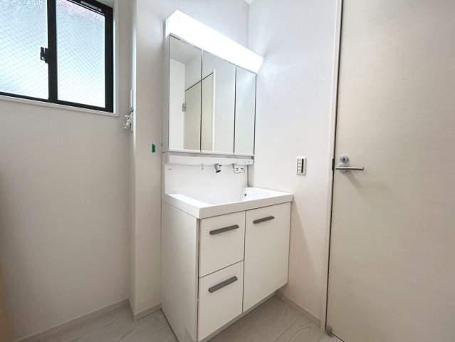 新築戸建　小牧市新町1期　全3区画分譲の独立洗面台|床材に受ける様々な傷や、温度・湿度変化によるクラックの発生を大幅に抑える特殊加工を施工済み。