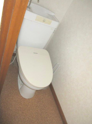 ベルメゾン用賀　バストイレ別　最上階　3面採光のトイレ