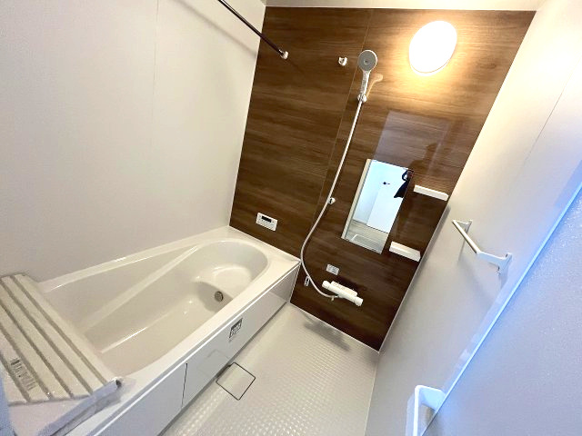 【浴室】 | 春日市小倉4丁目1期　2号棟（全2棟）【仲介手数料無料・0円】 | 施工例。浴室です。施工例は完成時と異なる場合があります。