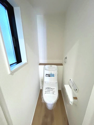 【トイレ】 | 春日市小倉4丁目1期　2号棟（全2棟）【仲介手数料無料・0円】 | 施工例。1階のトイレです。施工例は完成時と異なる場合があります。