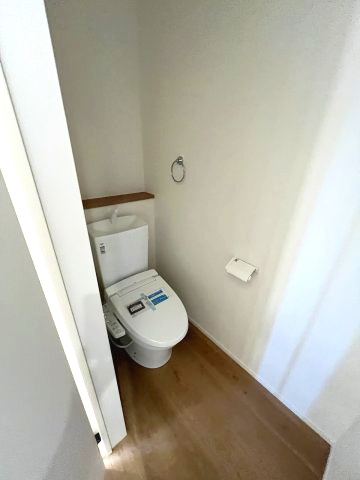 【トイレ】 | 春日市小倉4丁目1期　2号棟（全2棟）【仲介手数料無料・0円】 | 施工例。2階にもトイレです。施工例は完成時と異なる場合があります。