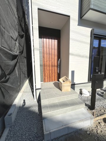 【玄関】 | 春日市小倉4丁目1期　2号棟（全2棟）【仲介手数料無料・0円】 | 施工例。施工例は完成時と異なる場合があります。