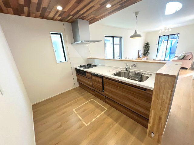 【キッチン】 | 春日市小倉4丁目1期　2号棟（全2棟）【仲介手数料無料・0円】 | 施工例。施工例は完成時と異なる場合があります。
