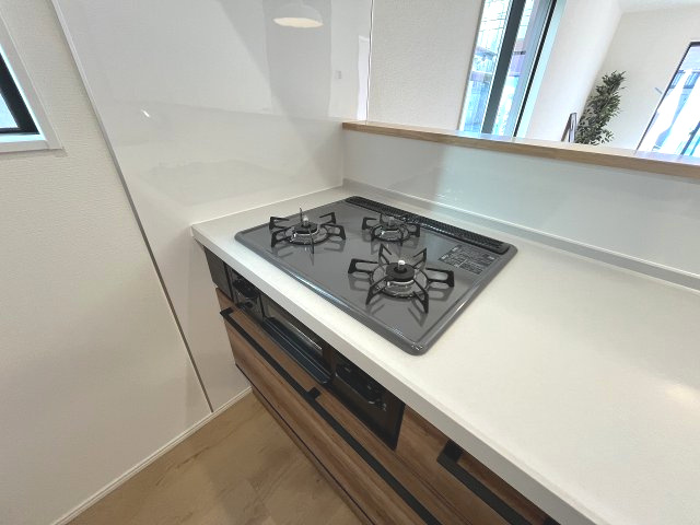 【キッチン】 | 春日市小倉4丁目1期　2号棟（全2棟）【仲介手数料無料・0円】 | 施工例。施工例は完成時と異なる場合があります。