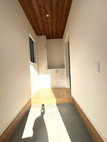 【玄関】 | 春日市小倉4丁目1期　2号棟（全2棟）【仲介手数料無料・0円】 | 施工例。施工例は完成時と異なる場合があります。