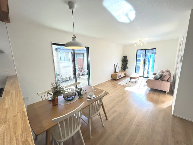 【内装】 | 春日市小倉4丁目1期　2号棟（全2棟）【仲介手数料無料・0円】 | 施工例。リビングです。施工例は完成時と異なる場合があります。