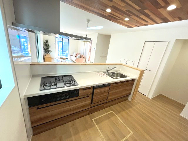 【キッチン】 | 春日市小倉4丁目1期　2号棟（全2棟）【仲介手数料無料・0円】 | 施工例。施工例は完成時と異なる場合があります。