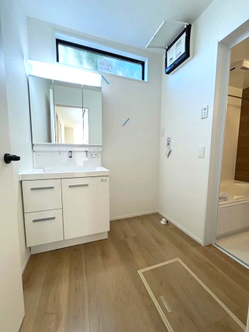 【洗面所】 | 春日市小倉4丁目1期　2号棟（全2棟）【仲介手数料無料・0円】 | 施工例。施工例は完成時と異なる場合があります。