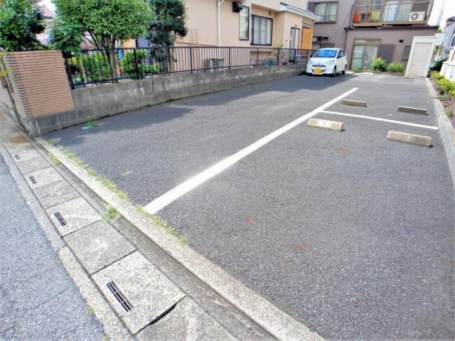 レオパレスベンデュールの駐車場