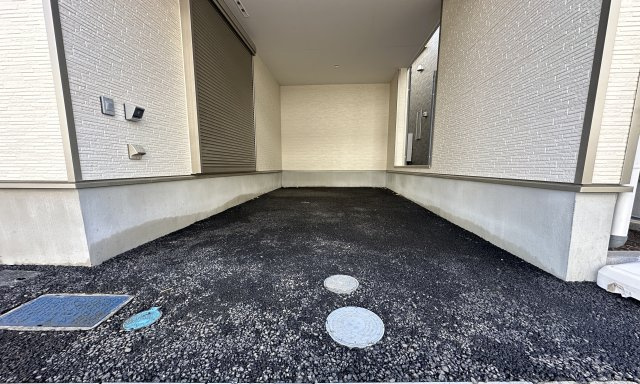 横浜市磯子区久木町　新築戸建ての前面道路含む現地写真