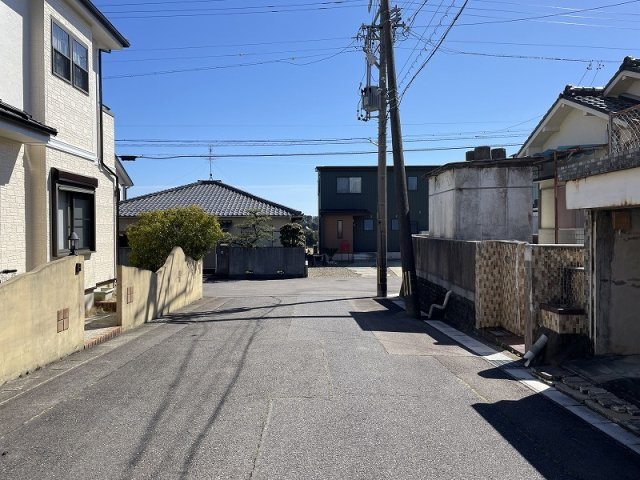 各務原市那加琴が丘町２丁目の前面道路含む現地写真