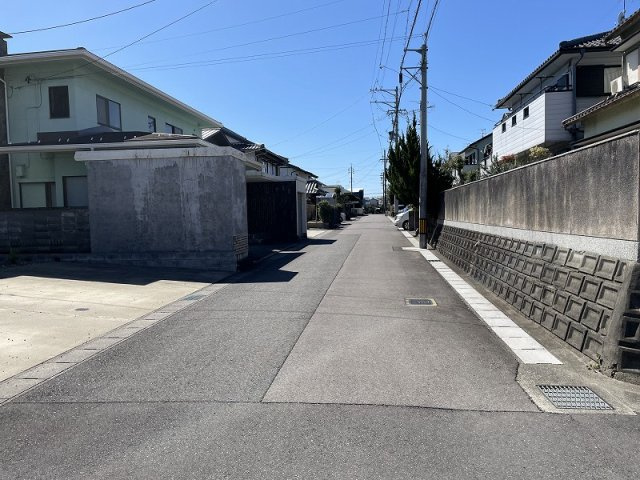 各務原市那加琴が丘町２丁目の前面道路含む現地写真