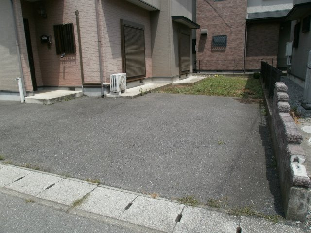 メゾンドロージェ　ⅣＢの駐車場