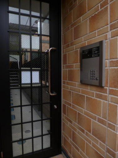 新宿区上落合３丁目のアパートのエントランス