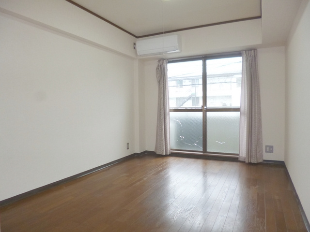 青柳ビルの居間・リビング|フローリングのお部屋です！