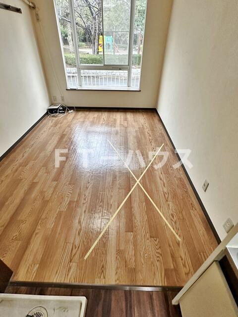 千葉市花見川区幕張町５丁目のアパートの玄関