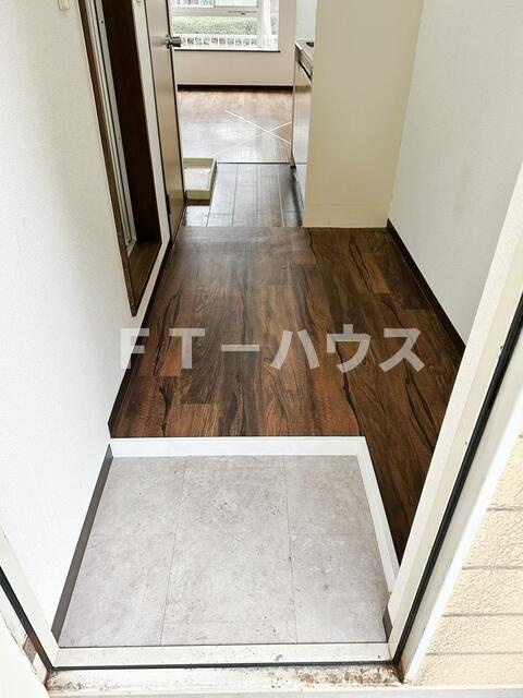 千葉市花見川区幕張町５丁目のアパートの玄関