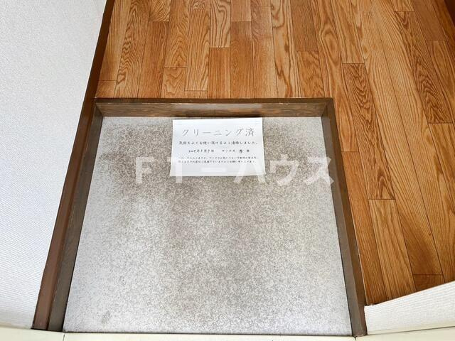 千葉市花見川区幕張町５丁目のアパートの玄関